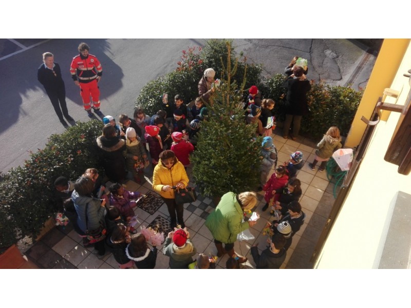 Albero natale bambini scuola Rodari 2016